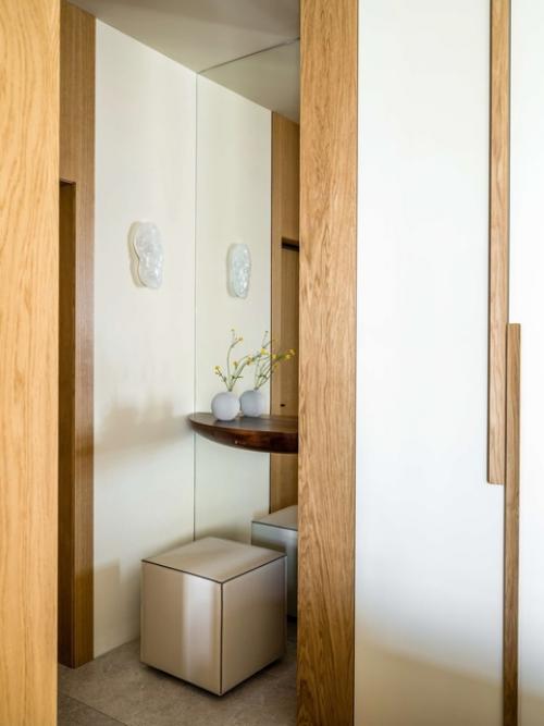 Искусство, дерево и выверенные цвета в двушке 74 м для молодой девушки. 07