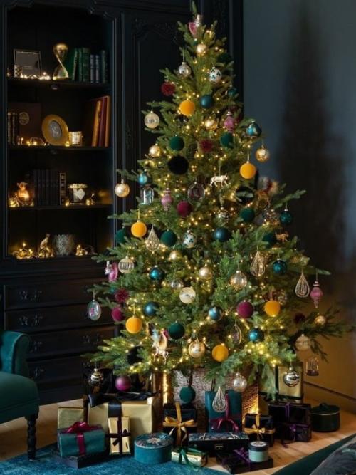 Для любителей смелых современных интерьеров атмосферная праздничная гостиная в глубоких тёмных тонах с тропическим декором. 04