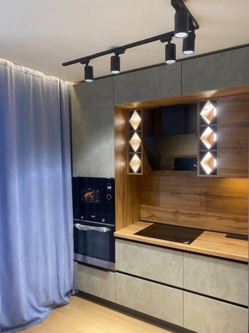 Ещё одно наше творение - лаконичная кухня с ромбообразнымм открытыми полочками. 03