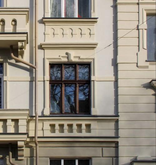 Пример бережного отношения к истории: в Черняховске восстановили старинные окна в доме на комсомольской. 02