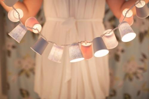 Сегодня мы преобразим безликую гирлянду в стильное и современное украшение для интерьера. 05