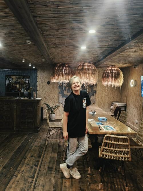 Рисовали с группой детей и взрослых зимние сюжеты чернилами в гостиной эко - отеля лунный кролик. 08