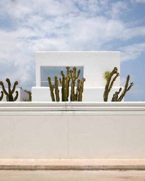 Загородный дом Кармен от студии: Carles Faus Borr s имеет простой и чистый архитектурный стиль. 09