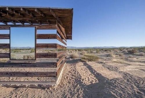 Одним из последних трендов современной архитектуры можно по - праву считать зеркальные дома. 02