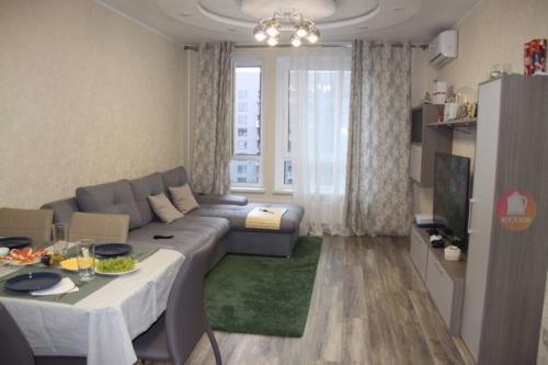 Бежево - серый интерьер кухни - гостиной со столовой зоной. 03