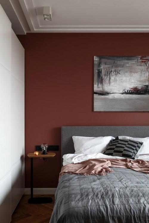 Чередование насыщенных цветов в интерьере и анфиладная планировка помогли сделать двухкомнатную квартиру намного просторнее (84 кв. 06