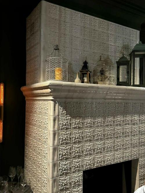 Классический камин в облицовке из коллекции Элеганс в белом цвете стал центральным акцентом основного зала ресторана гроза в Костроме. 03