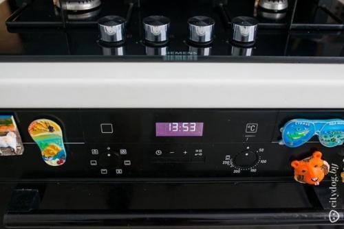 Белая минималистская кухня площадью 6 кв. 03