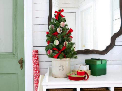 Маленькие новогодние ёлочки для небольших интерьеров. 05