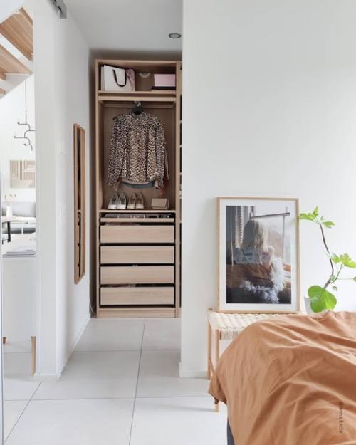 Легкий и просторный интерьер с обилием естественного света в финском уютном доме. 05