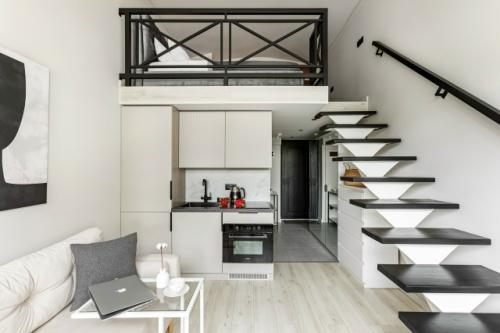 Интерьер маленькой двухуровневой квартиры - студии 20 м 2 в дореволюционном здании в Москве. 01