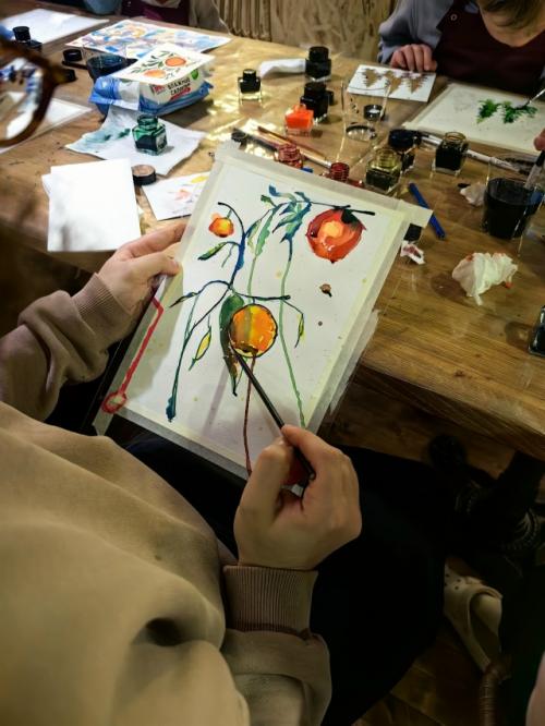 Рисовали с группой детей и взрослых зимние сюжеты чернилами в гостиной эко - отеля лунный кролик. 04