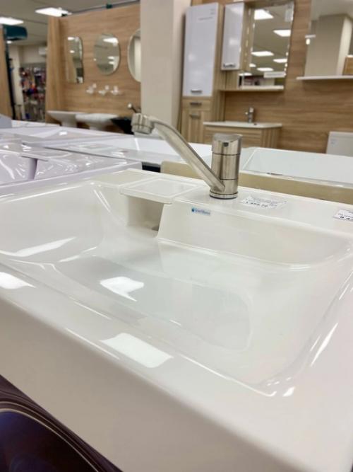 Небольшой размер ванной комнаты заставляет искать разные нестандартные решения экономии пространства. 02