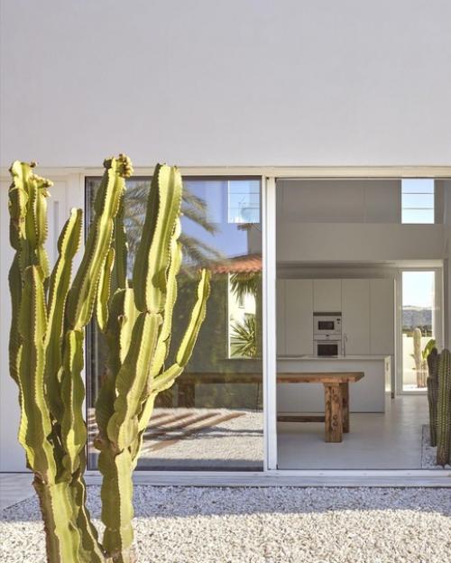 Загородный дом Кармен от студии: Carles Faus Borr s имеет простой и чистый архитектурный стиль. 08