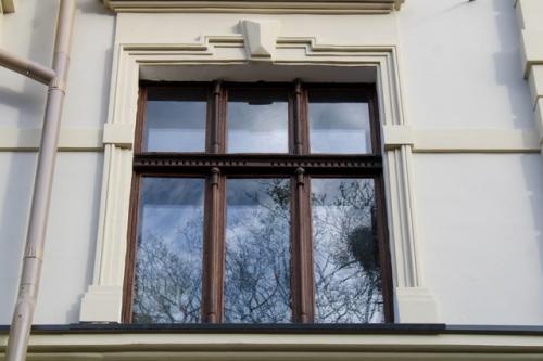 Пример бережного отношения к истории: в Черняховске восстановили старинные окна в доме на комсомольской. 03