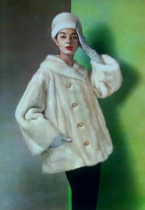 Белый символизирует чистоту или невинность. 06