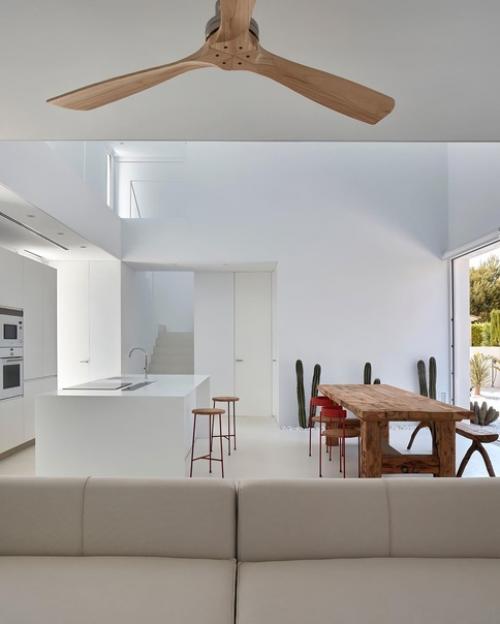 Загородный дом Кармен от студии: Carles Faus Borr s имеет простой и чистый архитектурный стиль. 07