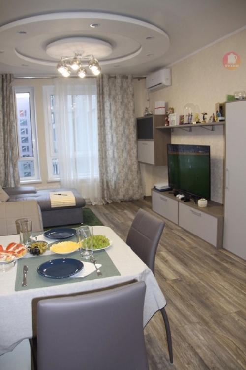 Бежево - серый интерьер кухни - гостиной со столовой зоной. 04