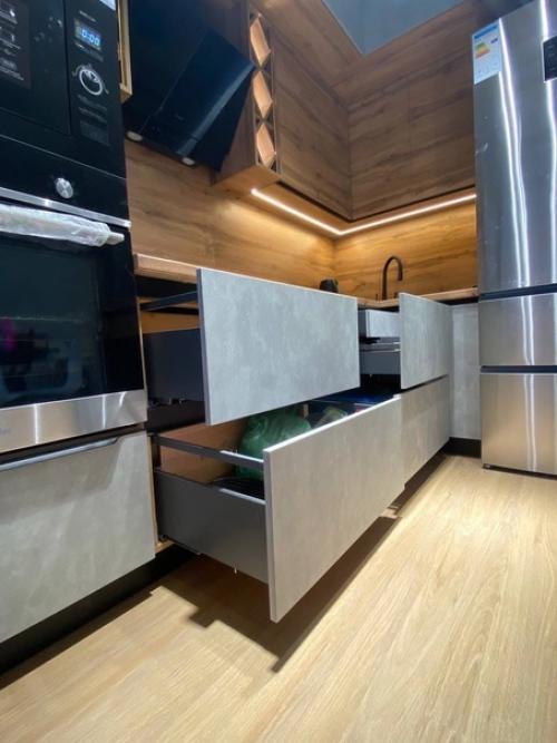 Ещё одно наше творение - лаконичная кухня с ромбообразнымм открытыми полочками. 04