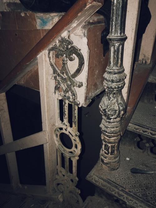 Вспомнилось.  Пару лет назад я побывал внутри дома Левитана в большом трехсвятительском переулке в Москве, который тогда купила галерея Ovcharenko. 08