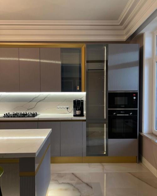 Кухня с высокими витринaми со стеклом Stopsol. 02