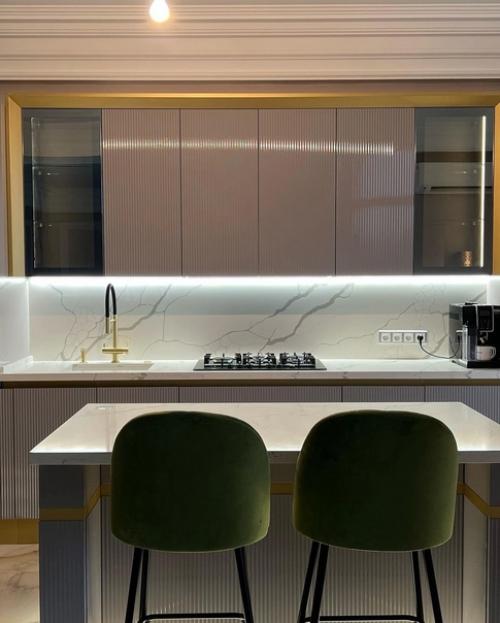 Кухня с высокими витринaми со стеклом Stopsol. 03