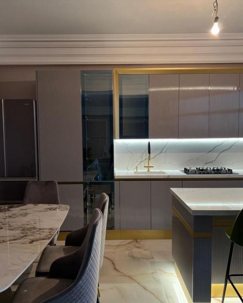 Кухня с высокими витринaми со стеклом Stopsol. 01