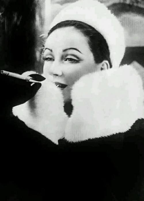 Белый символизирует чистоту или невинность. 05