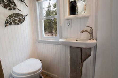 Чаще всего спальни в микро - домах размещают под потолком, экономя, таким образом, полезное пространство. 07