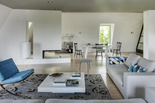 Мягкие природные оттенки, деревянные пол, мрамор на кухне и ванной комнате, изящная мебель в стиле mid - Century в интерьере дома в Варшаве. 07