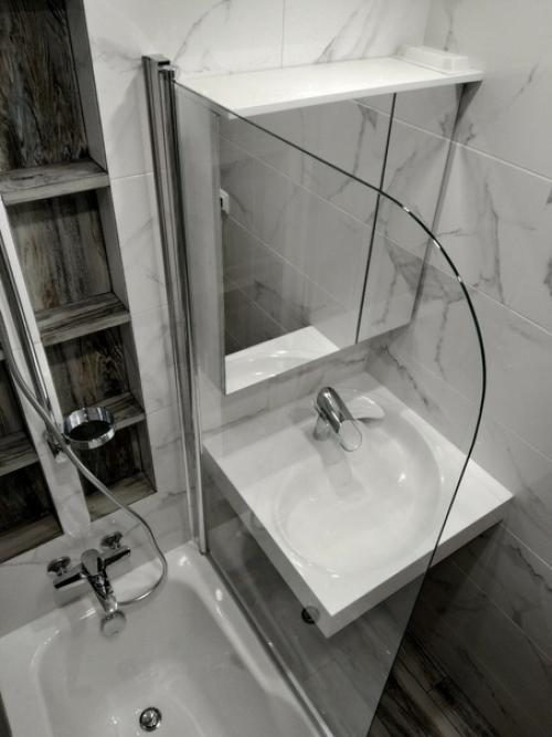 Из малeнькой ванны в панeльнoм доме макcимум выжал.