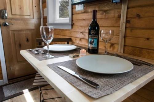 Чаще всего спальни в микро - домах размещают под потолком, экономя, таким образом, полезное пространство. 03