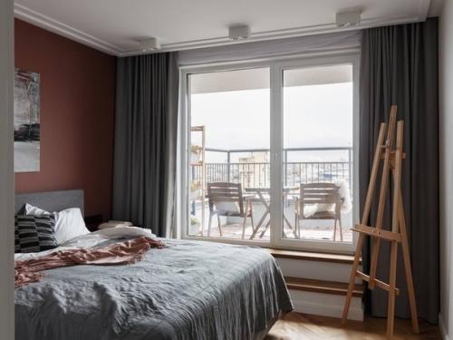 Чередование насыщенных цветов в интерьере и анфиладная планировка помогли сделать двухкомнатную квартиру намного просторнее (84 кв. 05