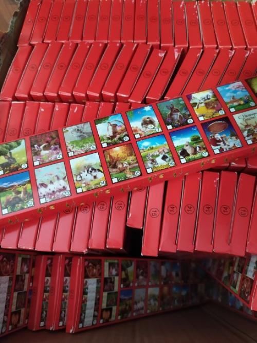 В каждый большой праздник мы встречаемся с многими людьми, от которых получаем сувениры на память или просто поздравления. 05