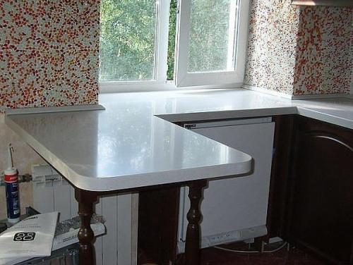 Одним из наиболее модных трендов в дизайне интерьеров считается использование кухонных столешниц, совмещенных с подоконником. 05