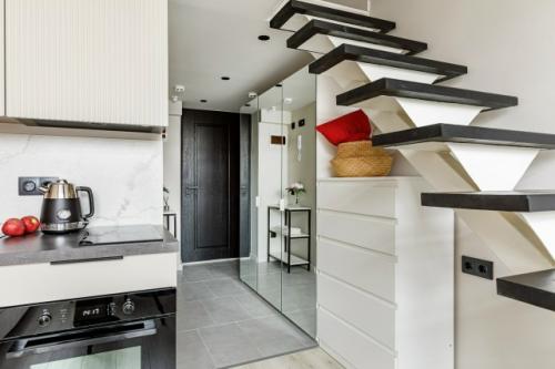 Интерьер маленькой двухуровневой квартиры - студии 20 м 2 в дореволюционном здании в Москве. 05