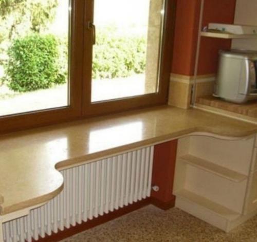 Одним из наиболее модных трендов в дизайне интерьеров считается использование кухонных столешниц, совмещенных с подоконником. 03