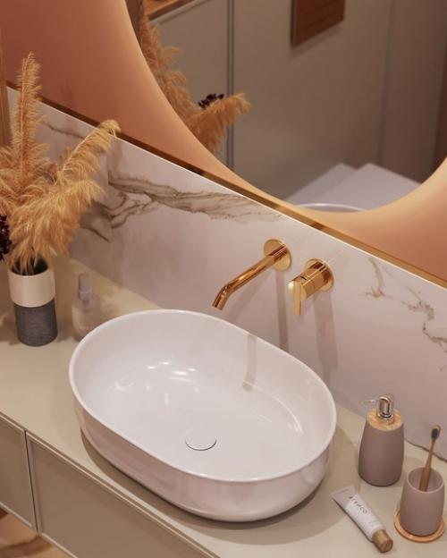 Современный монохромный интерьер совмещенного санузла в квартире молодой женщины. 04