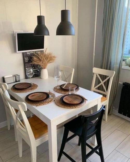 Небольшая, светлая кухня. 01