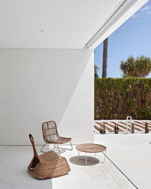 Загородный дом Кармен от студии: Carles Faus Borr s имеет простой и чистый архитектурный стиль. 05