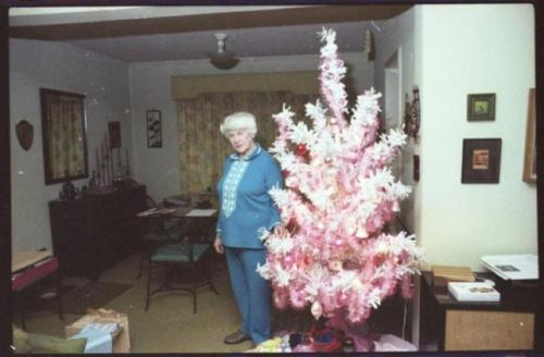 Как в США был бум на розовые рождественские ёлки. 01