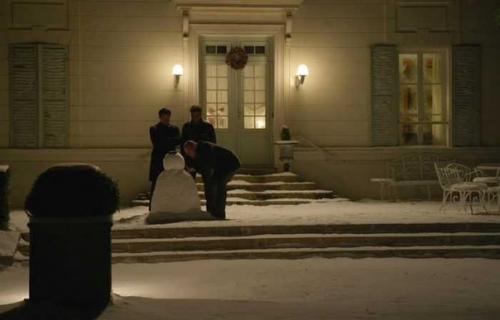 Хохотали весь фильм, ну а я еще получила и эстетическое удовольствие от интерьеров. 04