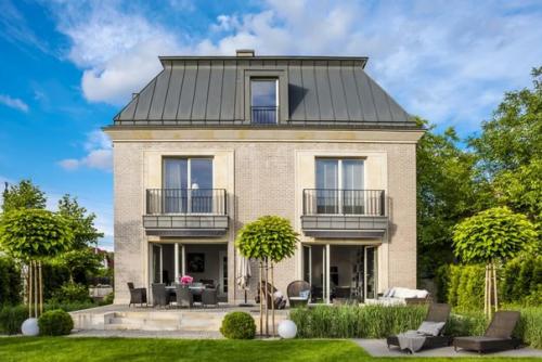 Мягкие природные оттенки, деревянные пол, мрамор на кухне и ванной комнате, изящная мебель в стиле mid - Century в интерьере дома в Варшаве. 09