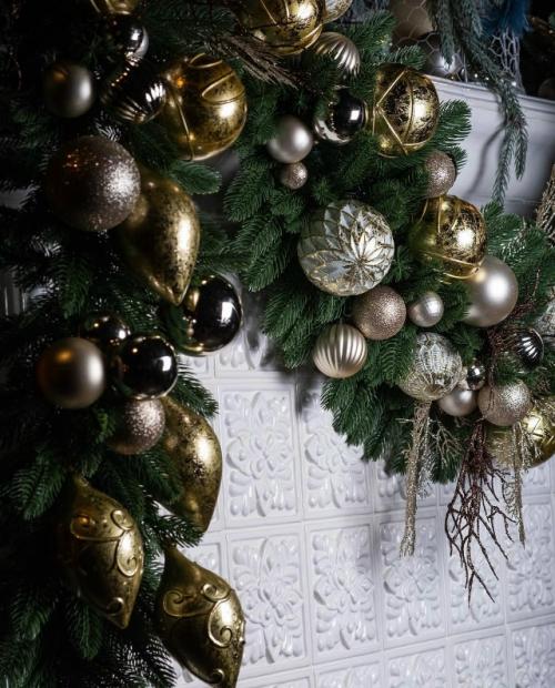 Классический камин в облицовке из коллекции Элеганс в белом цвете стал центральным акцентом основного зала ресторана гроза в Костроме. 04