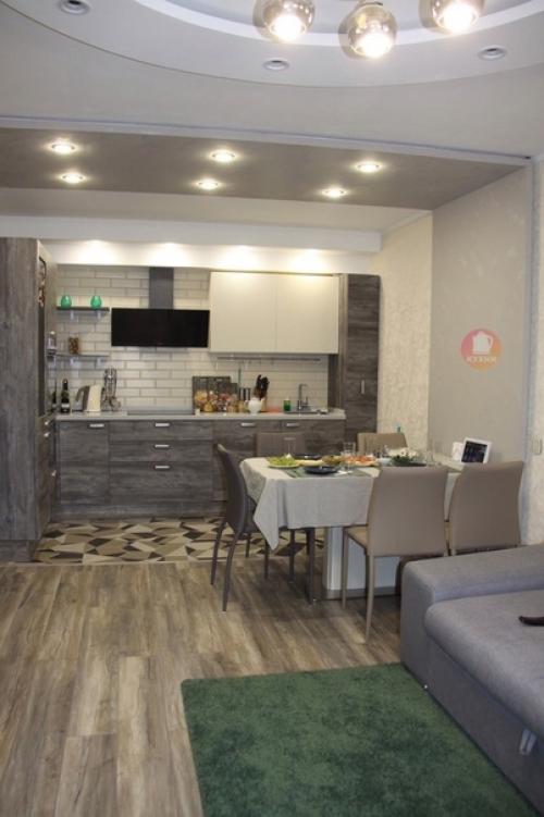 Бежево - серый интерьер кухни - гостиной со столовой зоной. 05