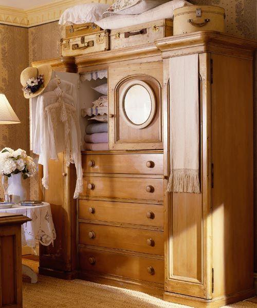 Шкаф - самый фундаментальный, самый основательный, самый семейственный объект интерьера. 02