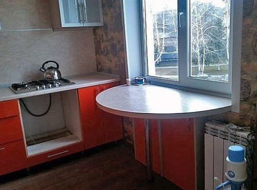 Одним из наиболее модных трендов в дизайне интерьеров считается использование кухонных столешниц, совмещенных с подоконником. 02