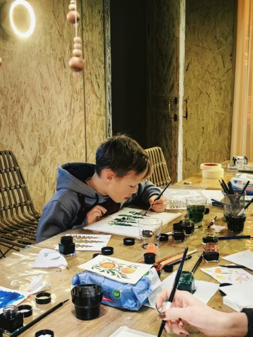 Рисовали с группой детей и взрослых зимние сюжеты чернилами в гостиной эко - отеля лунный кролик. 01