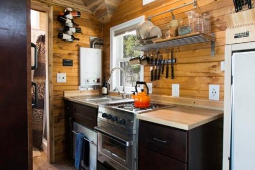 Чаще всего спальни в микро - домах размещают под потолком, экономя, таким образом, полезное пространство. 02