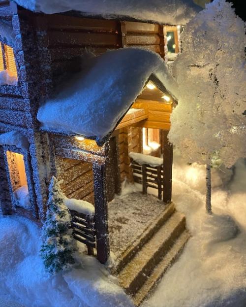 Домик на озере, работа 2023 г. в домике есть интерьер - кухня, гостиная с новогодней елкой на первом этаже и спальня на втором. 04